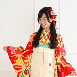 卒業式に袴を着るなら 小学生向け 袴に似合う髪型 髪飾り ブログ Efy エフィー