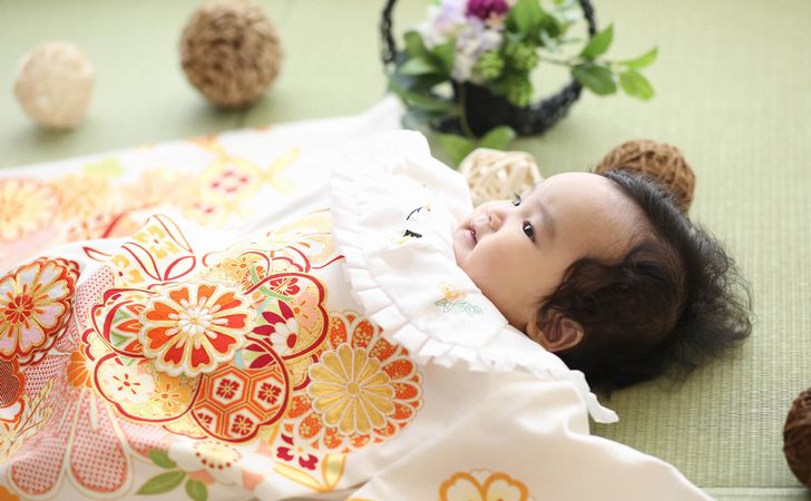 産着や祝い着の刺繍は何 お宮参りの 背守り 紐飾り の意味や由来 ブログ Efy エフィー