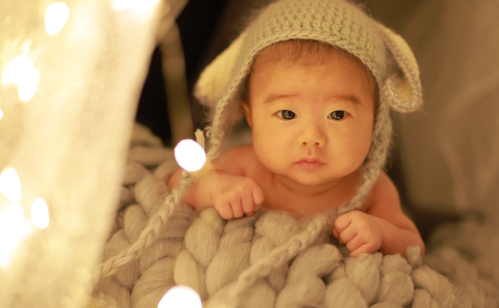 マフラーに包み込まれた赤ちゃん